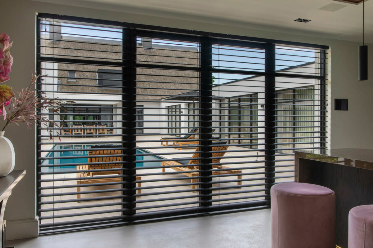 Horizontale jaloezieën in combinatie met het interieur
