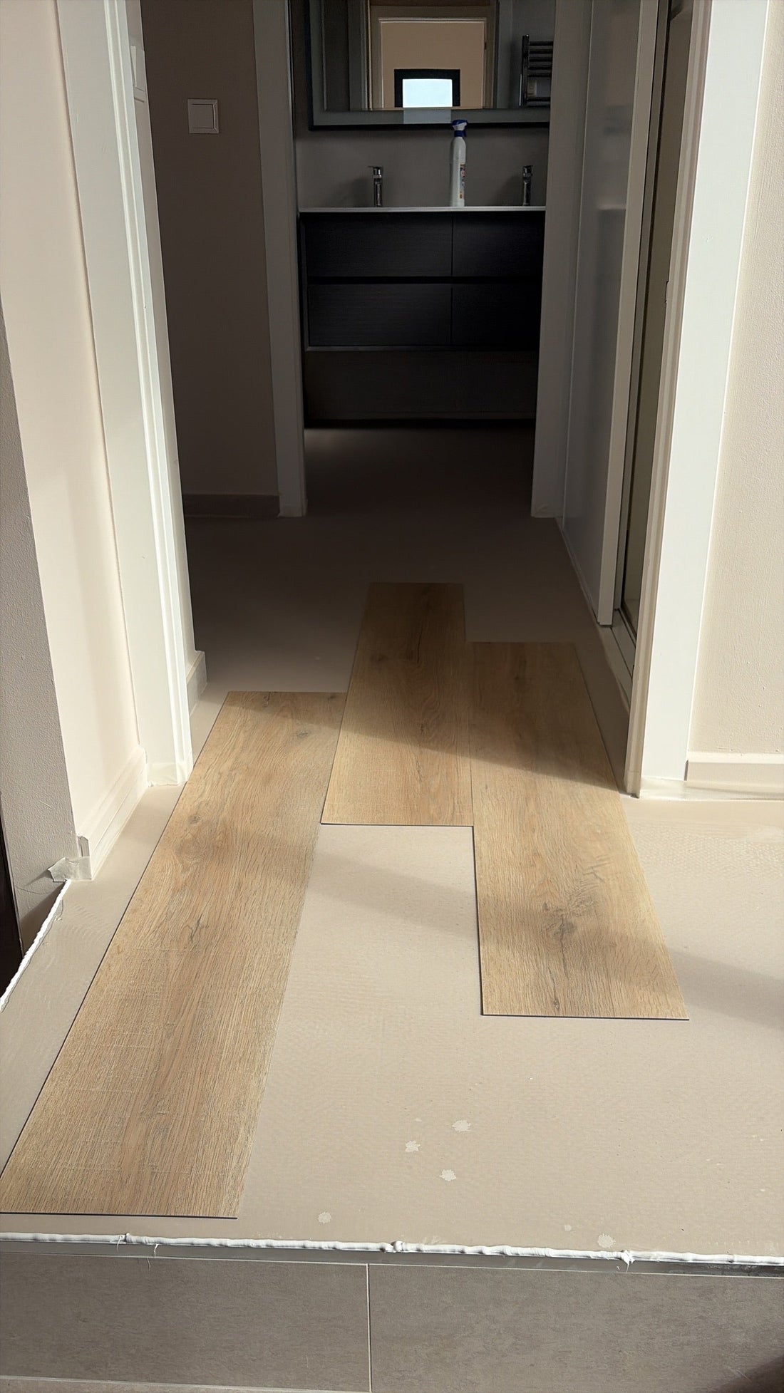 PVC vloer met rechte planken en bijpassende afwerking