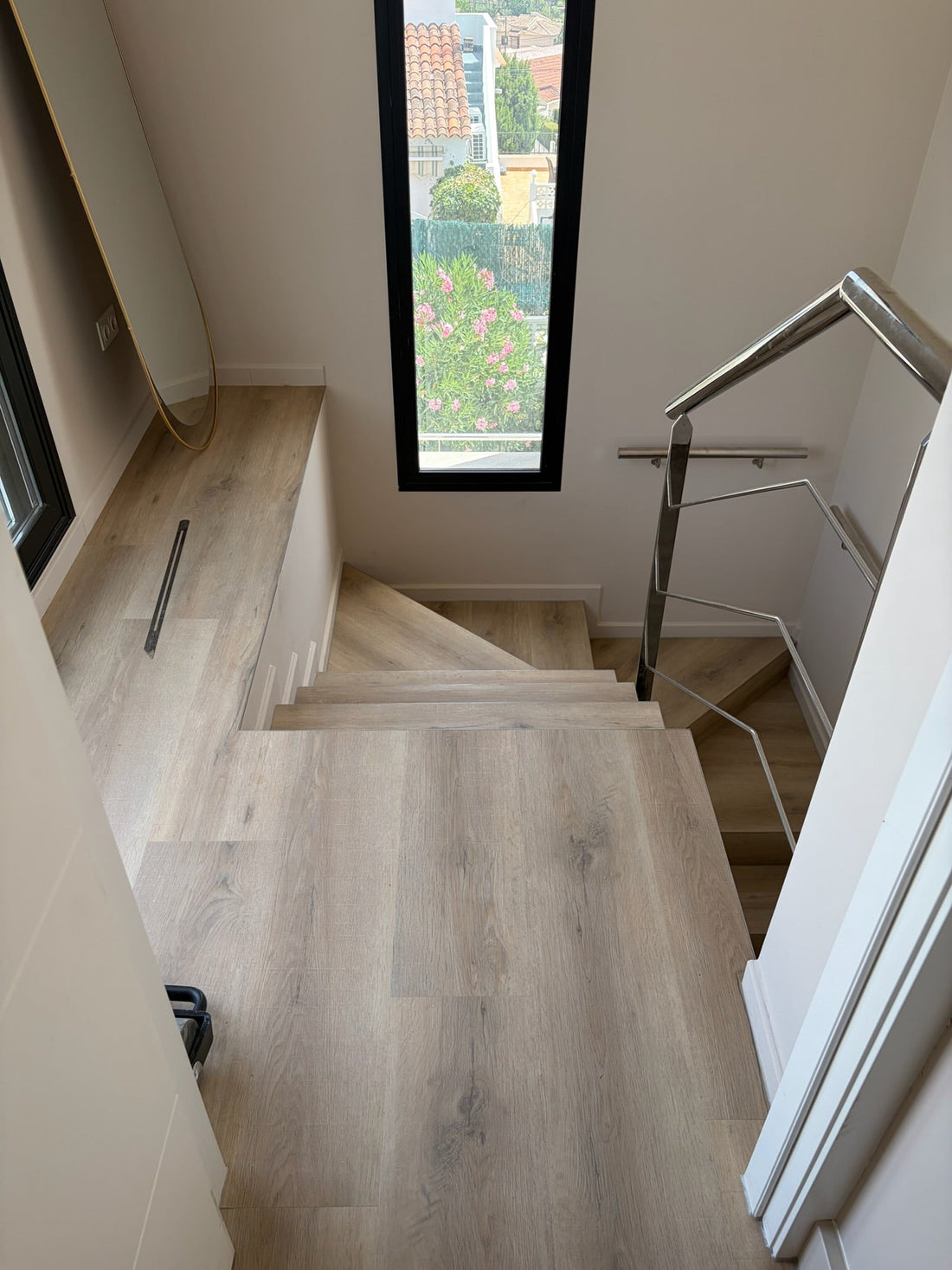 PVC vloer met rechte planken en bijpassende afwerking