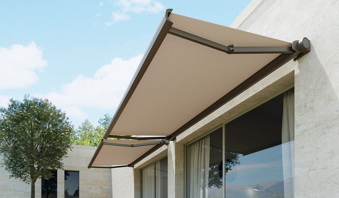 Saxun zonnescherm boven een terras met details van armen en doek