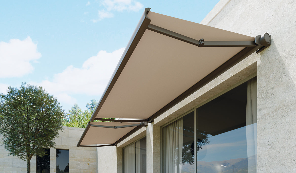 Saxun zonnescherm boven een terras met details van armen en doek