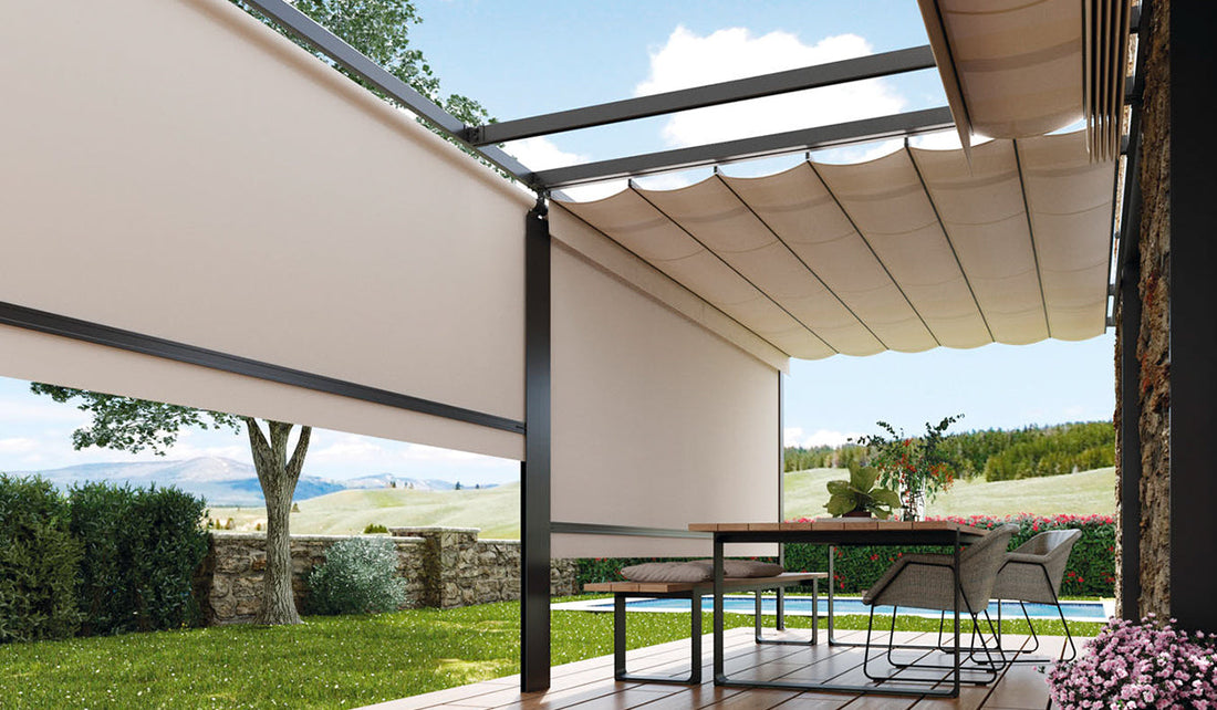 Pergola met buitenzonwering en screens