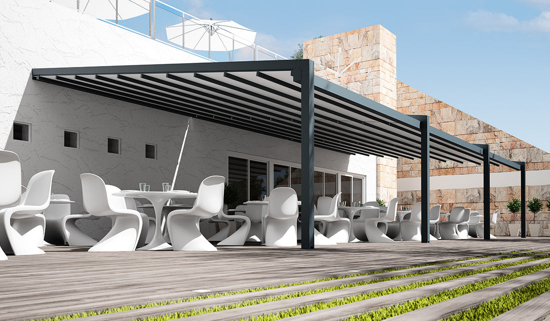 Pergola met uitschuifbaar doekdak bij een woning