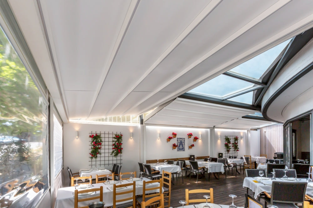 Pergoladoek onder een overkapping bij een restaurant