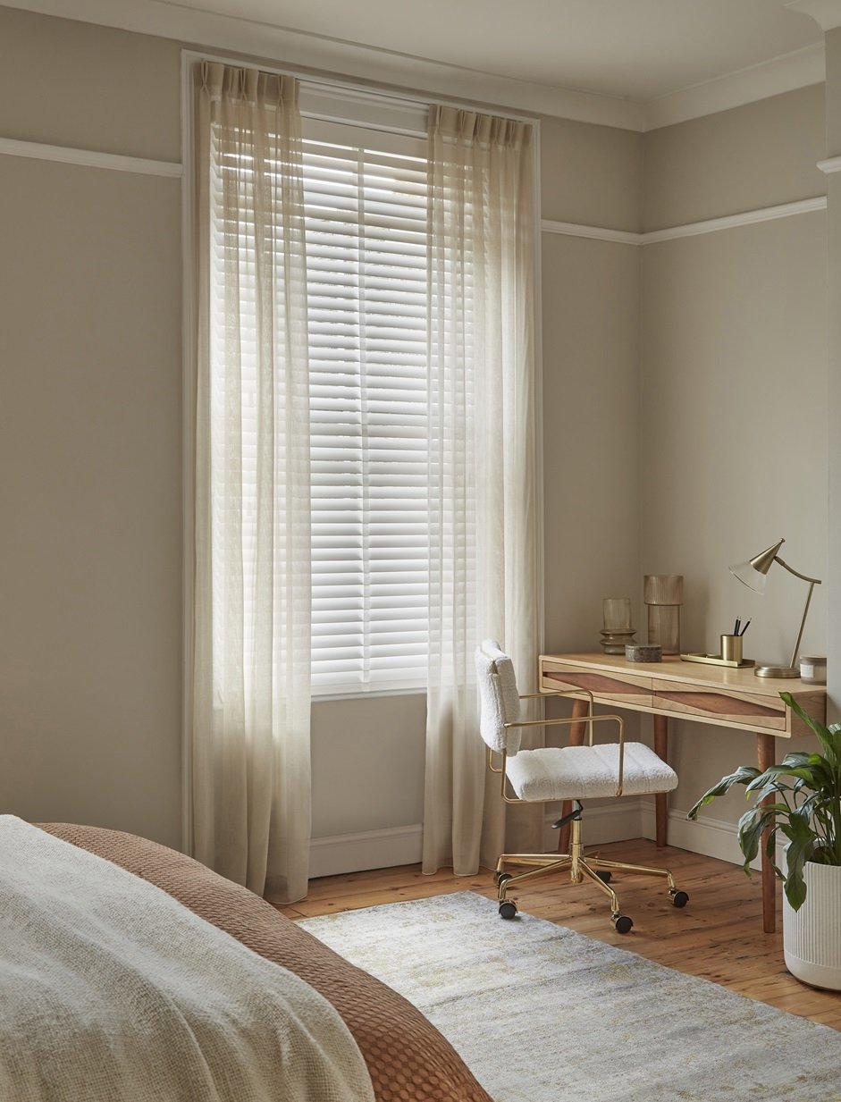Horizontale jaloezieën in combinatie met het interieur
