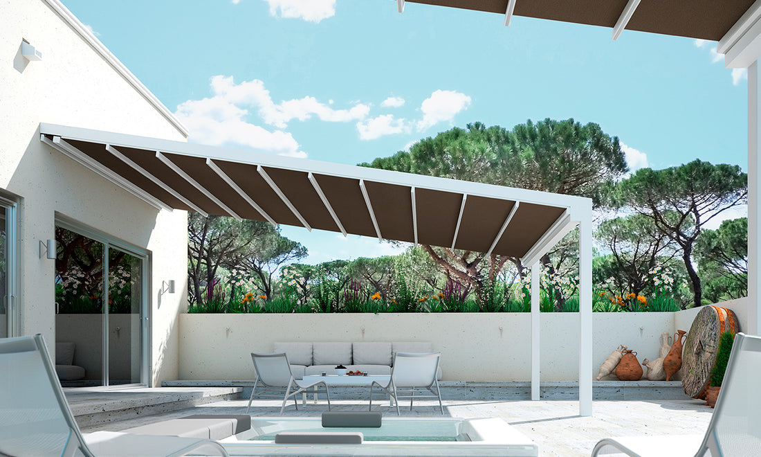 Doekpergola boven een zonnig terras