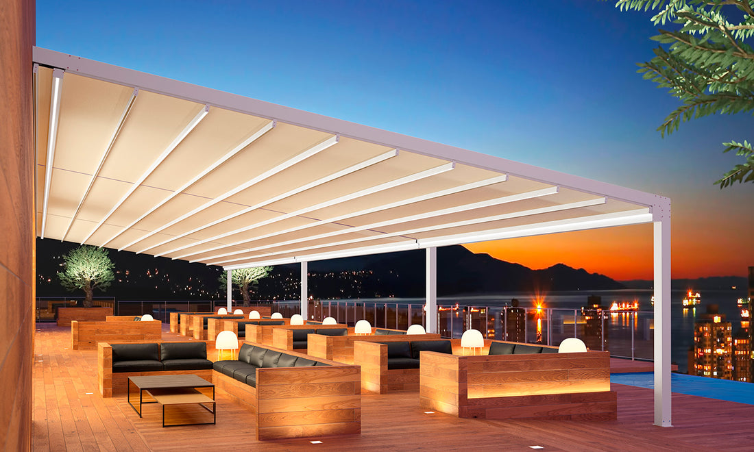 Pergola met doekdak en verlichting bij avondlicht