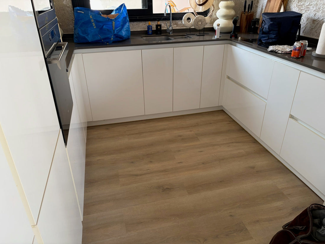 PVC vloer met rechte planken en bijpassende afwerking
