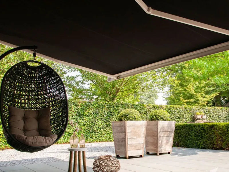 Knikarmschermen: schaduw voor terras en buitenruimte