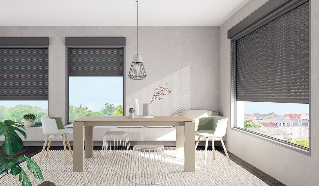 Rolluiken aan een woning en details van de plaatsing