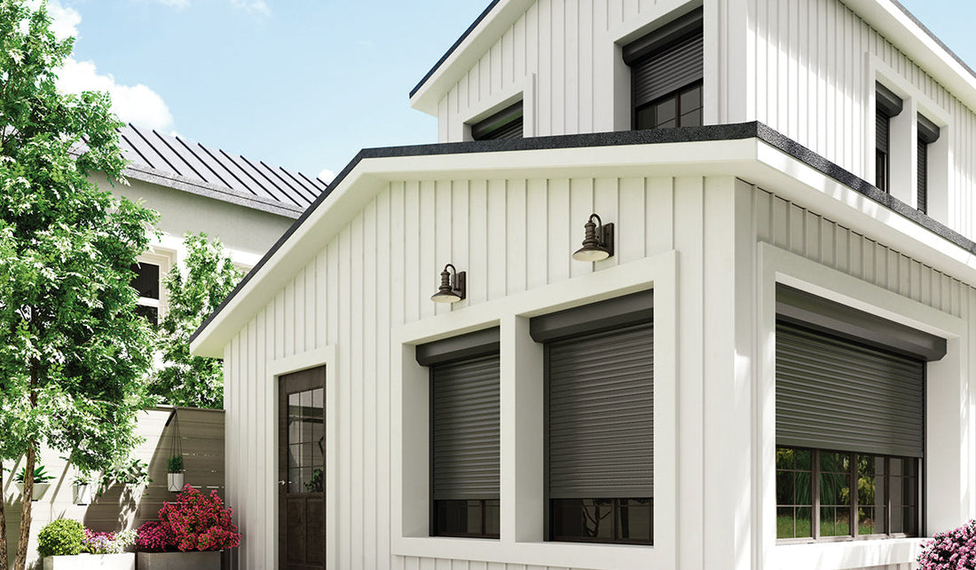 Rolluiken aan een woning en details van de plaatsing