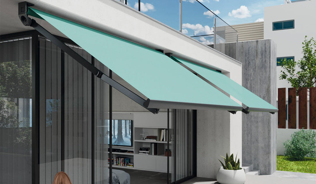 Saxun zonnescherm boven een terras met details van armen en doek