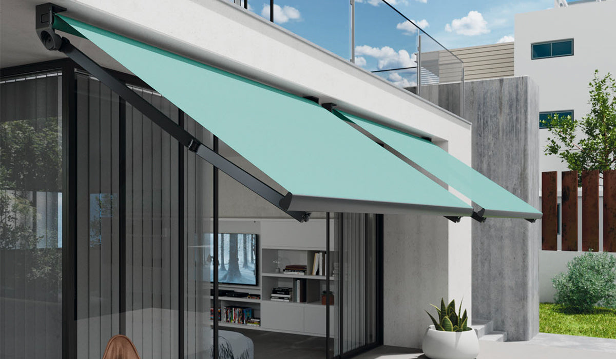 Saxun zonnescherm boven een terras met details van armen en doek