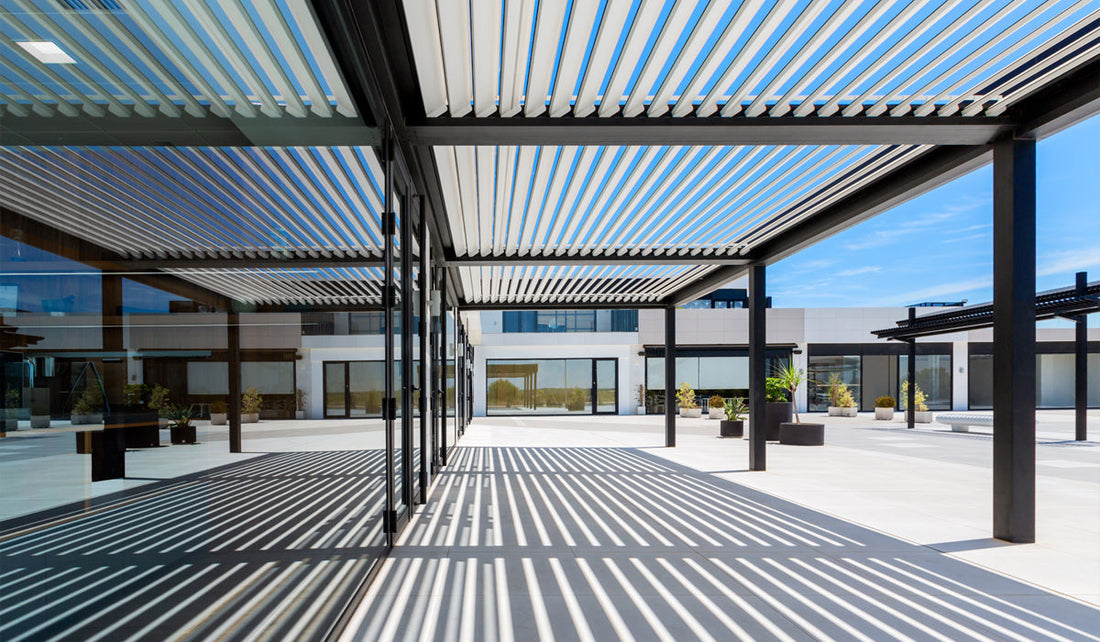 Saxun pergola met verstelbare lamellen en constructiedetails