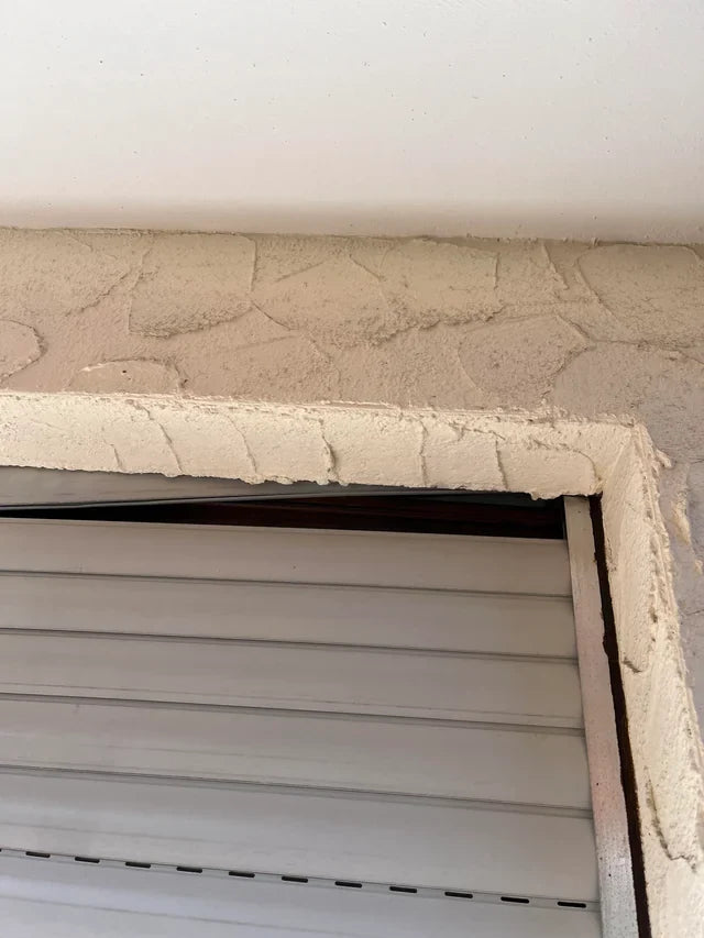 Detail van een beschadigd rolluik