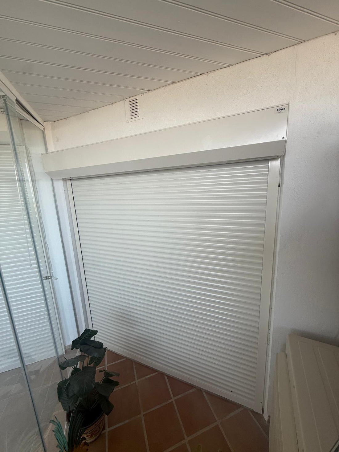 Rolluiken aan een woning en details van de plaatsing