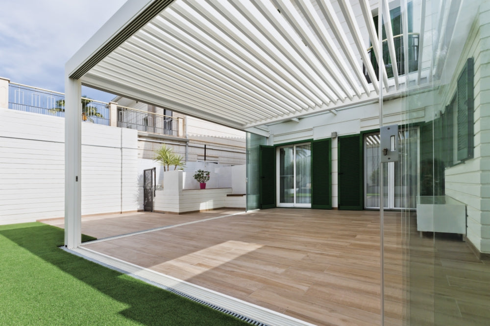 Glazen wand en lamellendak bij een woning