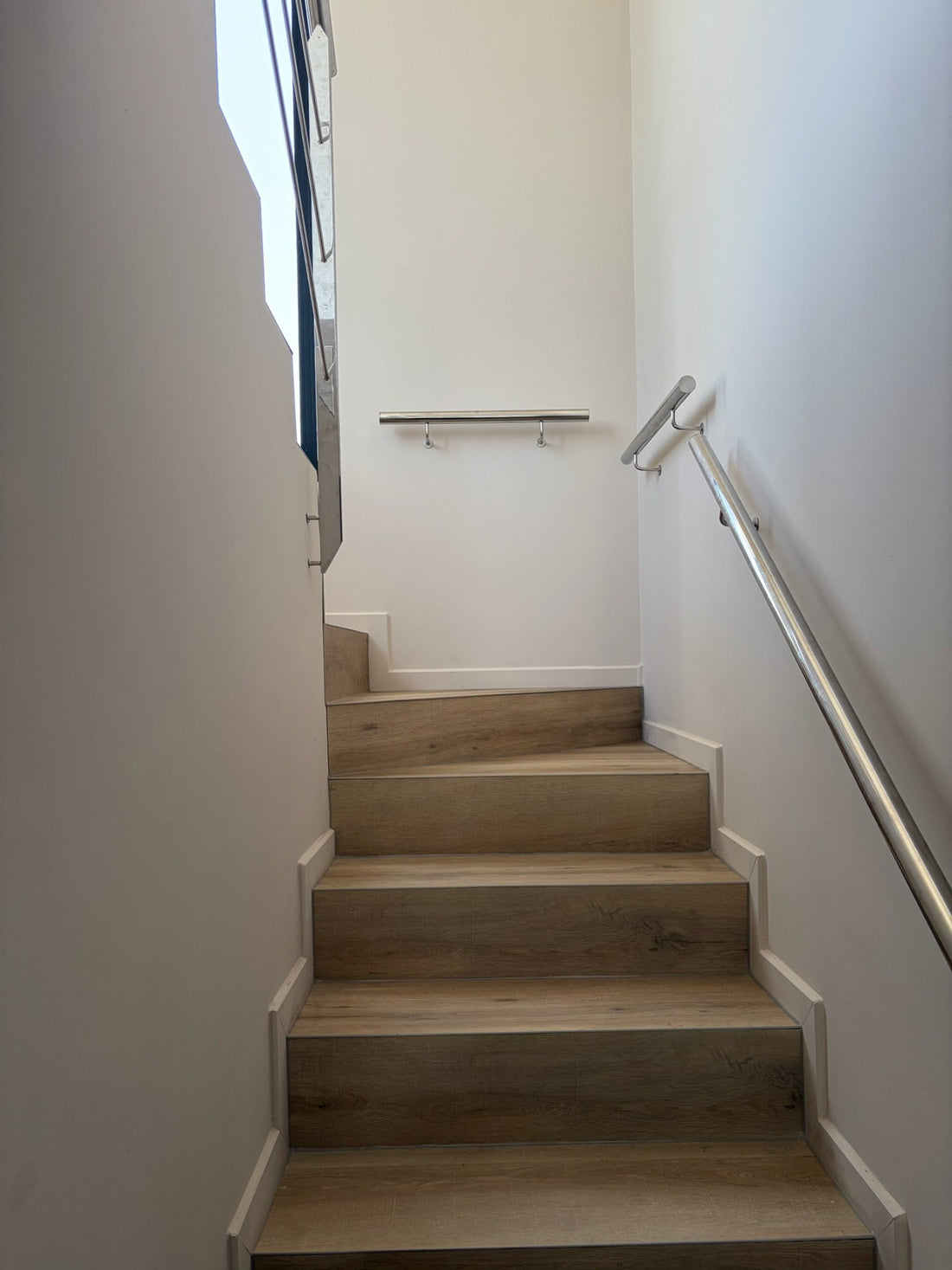 PVC vloer met rechte planken en bijpassende afwerking