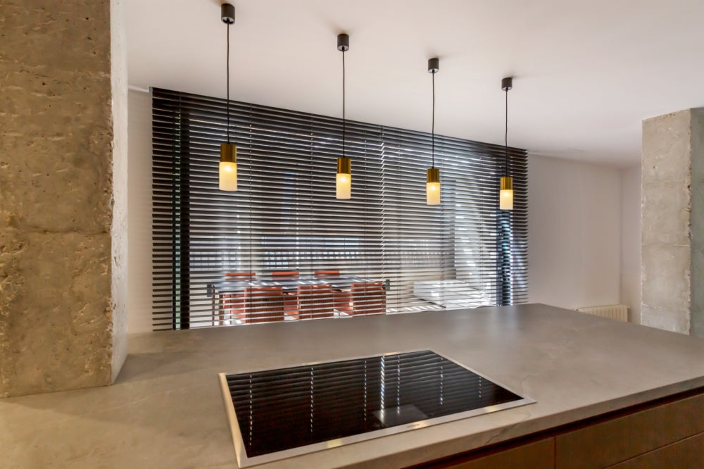 Horizontale jaloezieën in combinatie met het interieur