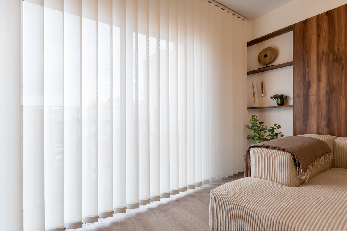 Verticale lamellen van Saxun voor lichtregeling en privacy
