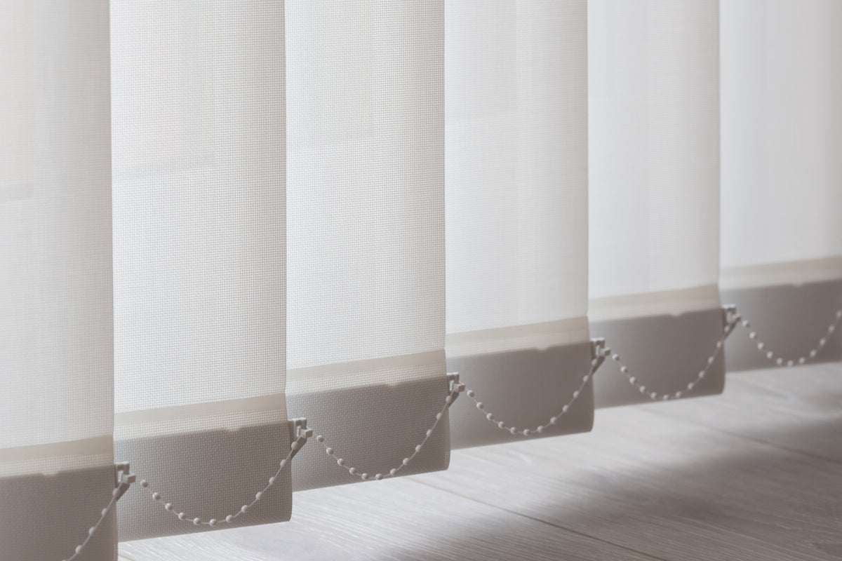 Verticale lamellen van Saxun voor lichtregeling en privacy