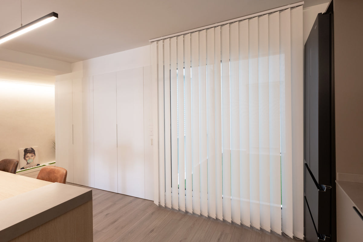 Verticale lamellen van Saxun voor lichtregeling en privacy