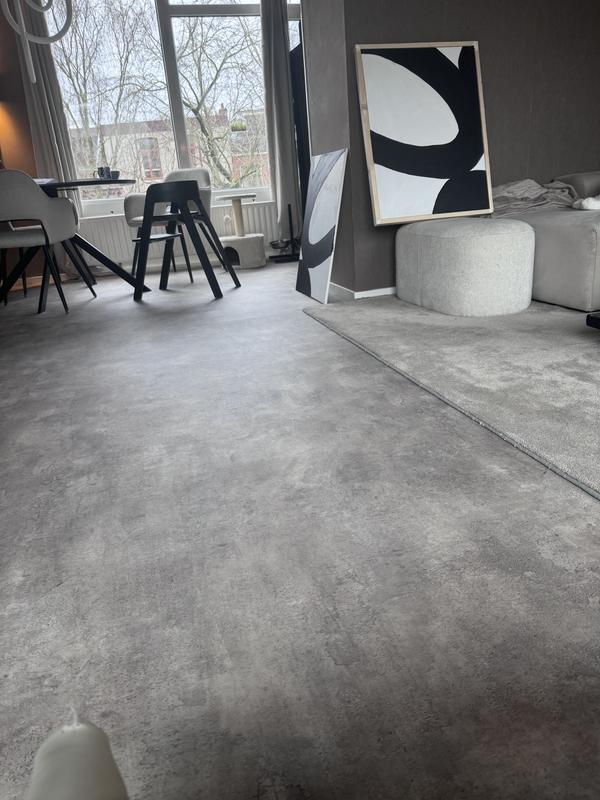 Vinyl vloer met een rustig steen- of betondessin