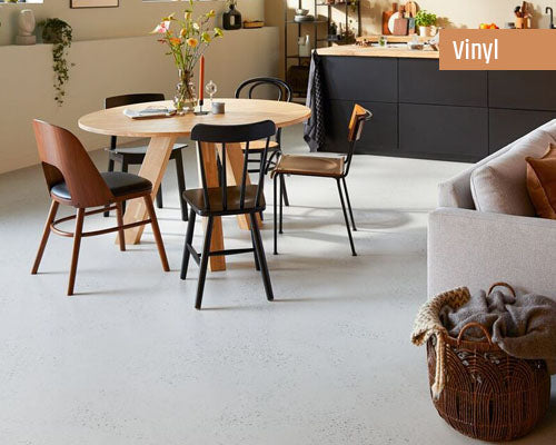 Vinyl vloer met een rustig steen- of betondessin