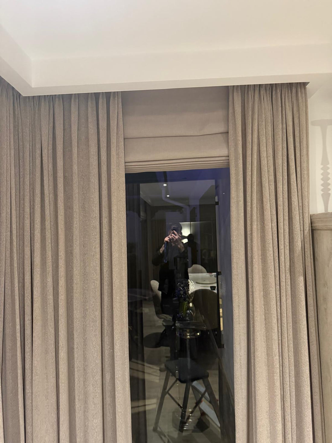Vouwgordijnen in een interieur en detail van de stofplooien