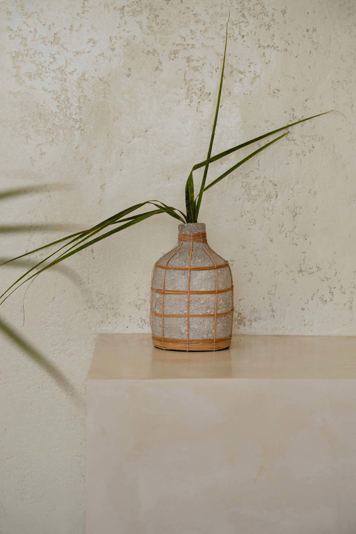 De Whoopy Vaas - Beton Naturel - L — Bazar Bizar, foto 5
