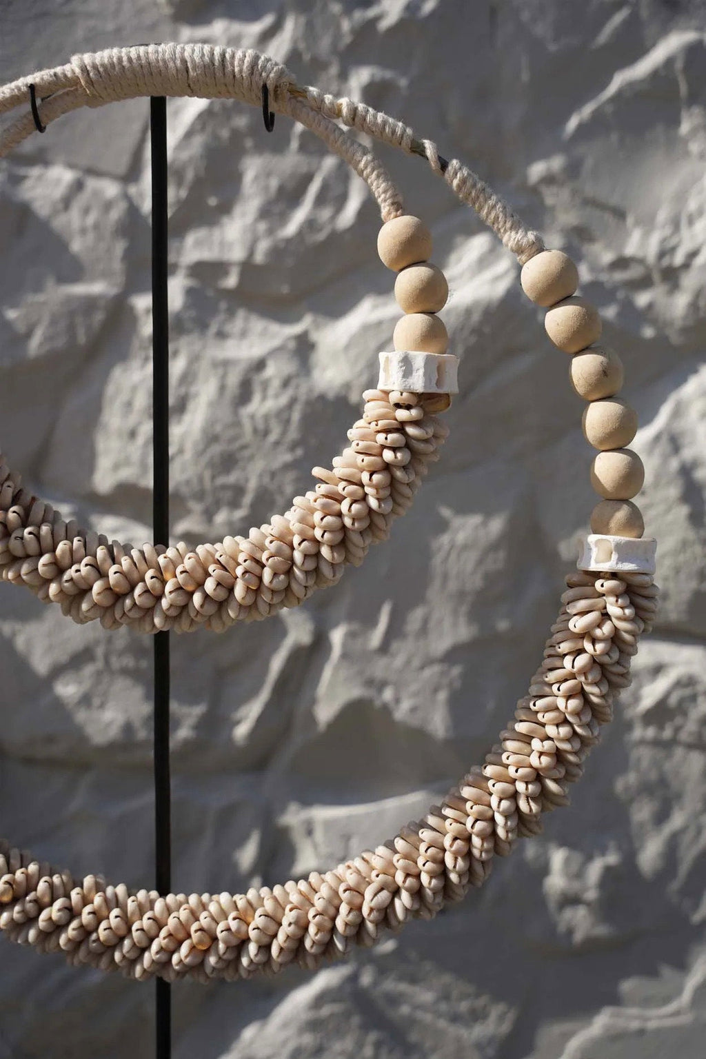 De dubbele schelpketting op standaard - naturel — Bazar Bizar, foto 3