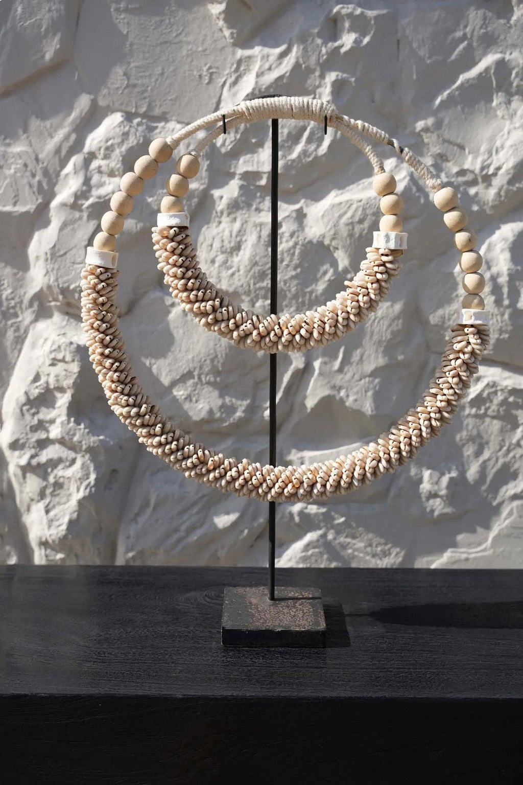 De dubbele schelpketting op standaard - naturel — Bazar Bizar, foto 2