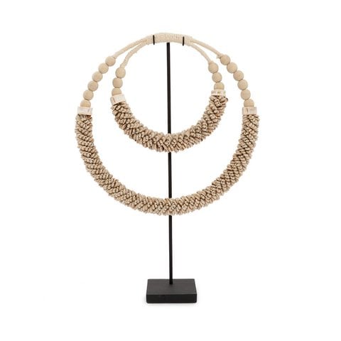 De dubbele schelpketting op standaard - naturel - Bazar Bizar
