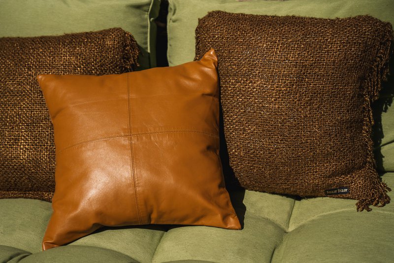 The Four Panel Leren Kussenhoes - Camel - 40x40 - Bazar Bizar, foto 6